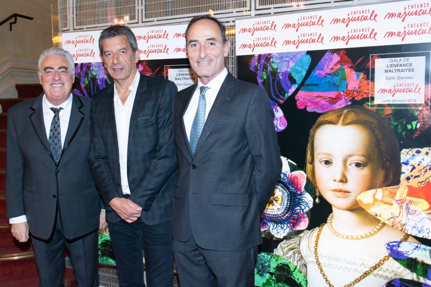 Michel Cymes avec Jean-Michel Aubrun et Hervé Michel-Dansac au Gala d'Enfance Majuscule Paris 2018.jpg